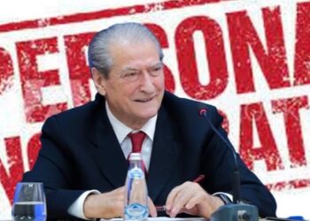 Të dhjerë deri në grykë por sovran ndaj Amerikës, Anglisë dhe perëndimit….