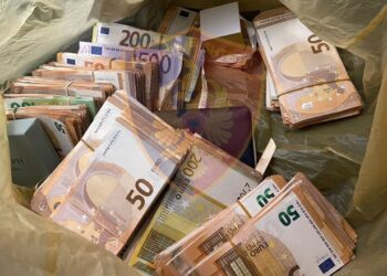 Tiranë/ Tentuan t’i merrnin me mashtrim një biznesmeni, shumën 100 mijë euro, pranga babë e bir