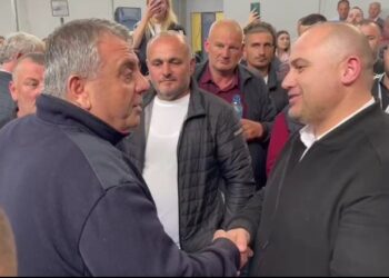 Vau i Dejës/ Zef Hila pranon humbjen, i shtrëngon dorën kundërshtarit socialist: Të shkoftë mbarë, e uroj me gjithë shpirt