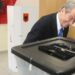 FOTO / Shënimi i vlonjatit në fletën e votimit habit komisionin e numërimit