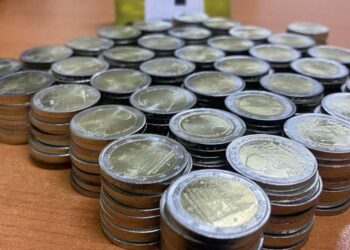 Shqiptari blen 740 euro ushqime me monedha false, merret në hetim