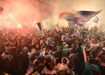Festa e titullit kampion në Napoli, 1 i vdekur dhe 7 të plagosur, rrëmujë deri në mëngjes
