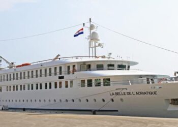 FOTO / Vlora “pushtohet” nga turistët e huaj, mbërrin kroçera “La bella del Adriatique”