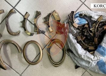 Vodhi korniza bronzi të varrezat e Korçës me qëllim shitjen e tyre, arrestohet 26-vjeçari