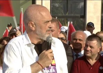 Qytetari bërtet “Rama ik”/ Kryeministri: Mezi po e prisja