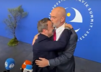 FOTOLAJM/ Rama puth në ballë kryeministrin e Luksemburgut në Samitin e KiE