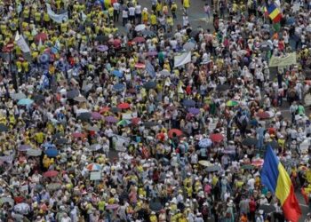 Mësuesit rumunë bojkotojnë mësimin, mijëra në shesh protestojnë për rritje pagash