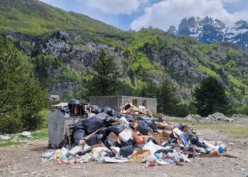 ‘Parajsa turistike’ e Thethit kërcënohet nga malet e mbeturinave, pronarët e bujtinave: Situata është emergjente