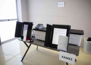 Qytetarët në Kamzë vështirësi në votimin elektronik, kërkojnë ndihmë