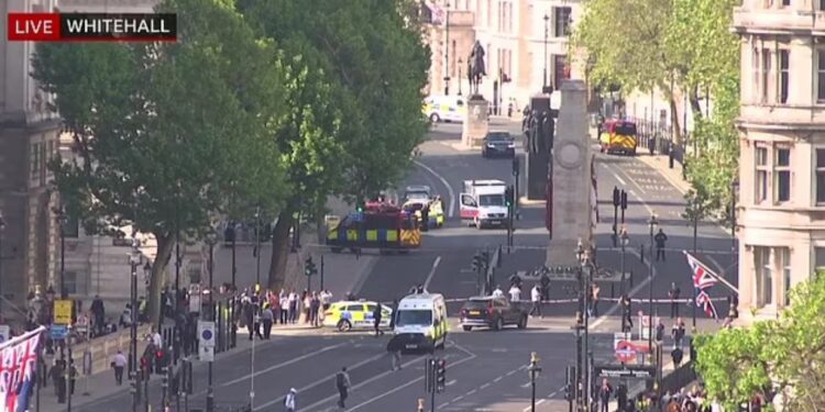 VIDEO / Makina përplaset me portat e kryeministrisë, një i arrestuar në Londër