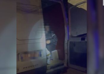 U kap me 15 emigrantë të paligjshëm në furgon, arrestohet 56-vjeçari nga Durrës