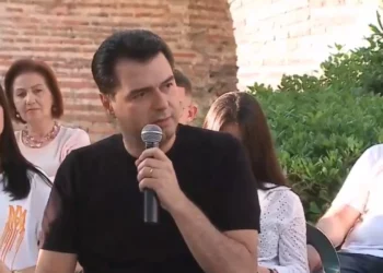 Do të rikandidojë për drejtimin e PD? I riu në Durrës pyet Bashën: Për çfarë po e bën këtë fushatë?