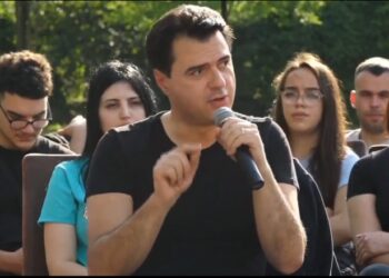 “Na ka hyrë hasmi në shtëpi…”/ Heshtja ndaj akuzave, Basha ‘siluron’ Berishën: Sulmet buronin nga Rama! S’doja të thelloja plagët në PD