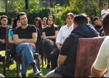Basha rikthehet në ‘skenën’ politike, takohet me të rinjtë: 14 maji, data e skadencës përfundimtare e politikës së vjetër