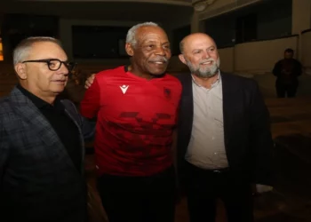 I veshur me fanellën e Kombëtares, aktori i njohur amerikan Danny Glover viziton Shqipërinë