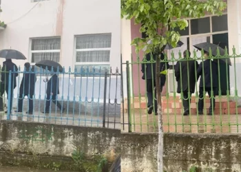 FOTO-LAJM/ Kandidati i Meta-Berishës në Dibër shkon në qendrën e votimit pa autorizim, “ia mbath” sa sheh policinë