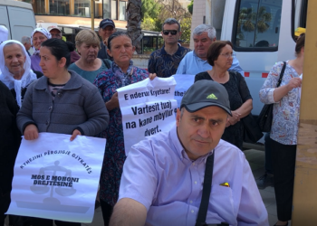 Personat me aftësi të kufizuar në Durrës dalin në protestë para Bashkisë