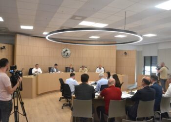 Debat në KAS për Rrogozhinën/ Opozita kërkon rinumërim të votave, PS rrëzimin e ankimit për “votat e burgut”
