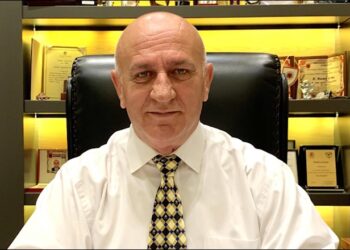 Agjentët ‘karrem’ zyrtarëve të rremë/ ‘Lali jam, a ke mundësi për 100’, mesazhi në celularin e biznesmenit! Geci zbuloi mashtruesit, i kërkuan 100 mijë euro!
