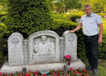Ish prokurori Hajdari viziton varrin e Fan Nolit në SHBA: Shpresoj që pas 100 vitesh të kthehet në atdhe e ta gjejë Shqipërinë më demokratike