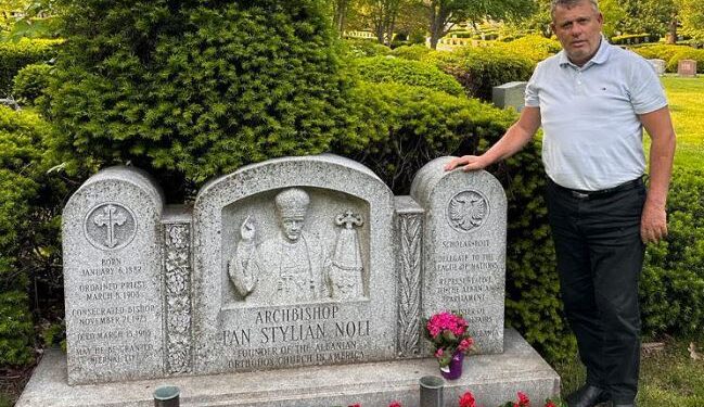 Ish prokurori Hajdari viziton varrin e Fan Nolit në SHBA: Shpresoj që pas 100 vitesh të kthehet në atdhe e ta gjejë Shqipërinë më demokratike