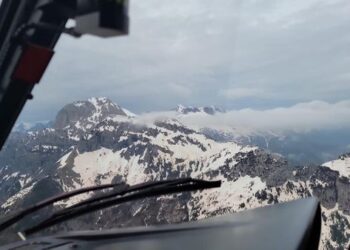 Të bllokuar në malin e Jezercës, helikopteri Cougar shkon në ndihmë të 3 turistëve çekë. Peleshi: Janë në gjerndje të mirë…!