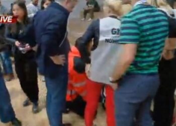 Nuk e mbajnë këmbët/ Po ndiqte procesin e numërimit të votave, rrëzohet nga shkallët Adriana Kalaja, zyrtare e Berishës