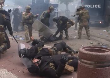 VIDEO/ Tronditëse: Ja momenti kur protestuesit serbë përplasen me KFOR! Ushtarët e shtrirë në rrugë