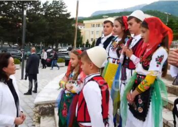 Ambasadorja Yuri Kim viziton Tropojën, mesazhi: Çdo mundësi që do të dalë para jush është…!