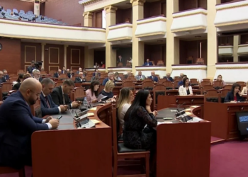 Ligji për rritjen e pagave të administratës: Bëhen bashkë deputetët e PS dhe të opozitës për ndryshim