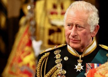 Ceremonia e kurorëzimit, Mbreti Charles III ‘thyen’ traditën shekullore të veshjes