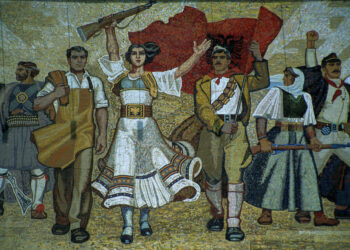 Vajtimi për yllin komunist dhe librin e Enverit tek mozaiku “Shqipëria”