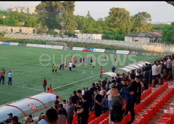 Juxhin Xhaja nxirret me policë nga ndeshja, sherr mes lojtarëve të Flamurtarit dhe Korabit