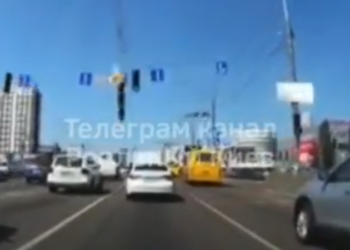 VIDEOLAJM/ Raketa ruse e goditur nga forcat ukrainase, bie në mes të rrugës në Kiev