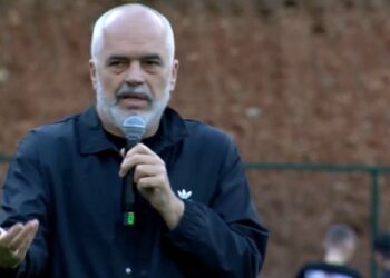 VIDEO/ Rama hedh poshtë spekulimet: S’ka asnjë tërheqje, rritja e pagave vijon. Pavarësisht vonesave në votimin e ligjit, pagat do i merrni të rritura edhe për prillin!