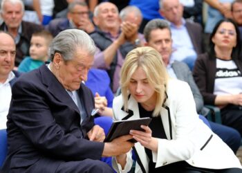 Reagimi nga Saranda/ Deputetja e një të “vdekuri” politikisht, që bën politikë me të vdekurit