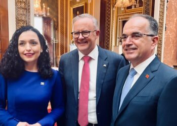 Tre shqiptarë në 1 foto| Osmani pozon me Begajn dhe kryeministrin australian