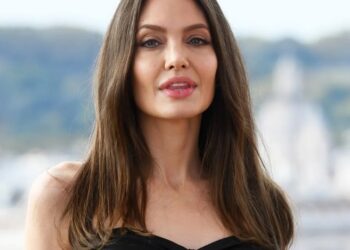 FOTO/Bjonde si kurrë më parë, Angelina Jolie duket fantastike me ngjyrën e re të flokëve