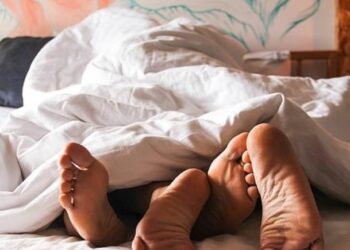 “Jua kalojnë dhe prindërit!” Të rinjtë po bëjnë seks më rrallë dhe arsyeja është shqetësuese