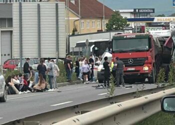 30 të plagosur| Aksident masiv në Kosovë, përplasje e frikshme mes kamionit, autobusit dhe një makine