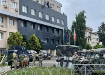 Komuna e Zveçanit rrethohet me tel me gjemba, nuk ndalen protestat e serbëve
