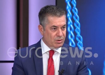 “Mizat nuk vriten me top”/ Ironizon Lorenc Vangjeli: Herkuli i Tiranës s’ka pse ndeshet me liliputin e Himarës