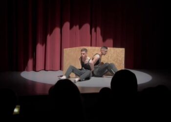 Problemet e rinisë shqiptare| Shfaqja “Duro” mbush teatrin e Korçës