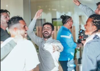 Kampionë nga… divani, zbulohen pamjet e festës së lojtarëve të City