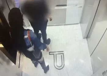 Takimi “romantik” shkon shumë keq/ Gruaja drogon dhe grabit burrin, policia kërkon ndihmë: Kush e njeh…!