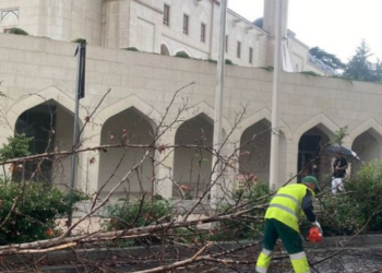 FOTOT/ Tirana i rikthehet normalitetit pas shirave të rrëmbyeshëm, punonjësit e Bashkisë në terren