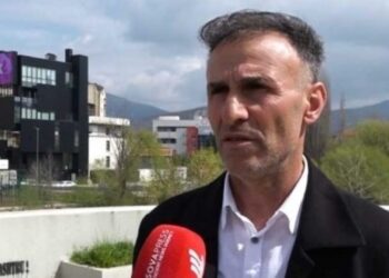 Frikë apo përkushtim? Kreu i komunës së Leposaviçit prej 50 orësh në zyrë