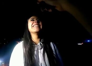 VIDEO/ Përplasi për vdekje me makinë çiftin, e reja shfaqet duke qeshur me të madhe para policisë