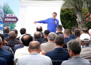 Veliaj me fermerët në Kavajë: Ne i çojmë punët vetëm përpara me punë dhe mund; Ata i përdorin njerëzit si ‘mish për top’