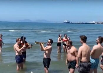 Vlora mbushet me turistë të huaj: Nis plazhi, dhe vizitorët edhe nga Tirana shijojnë temperaturat e larta